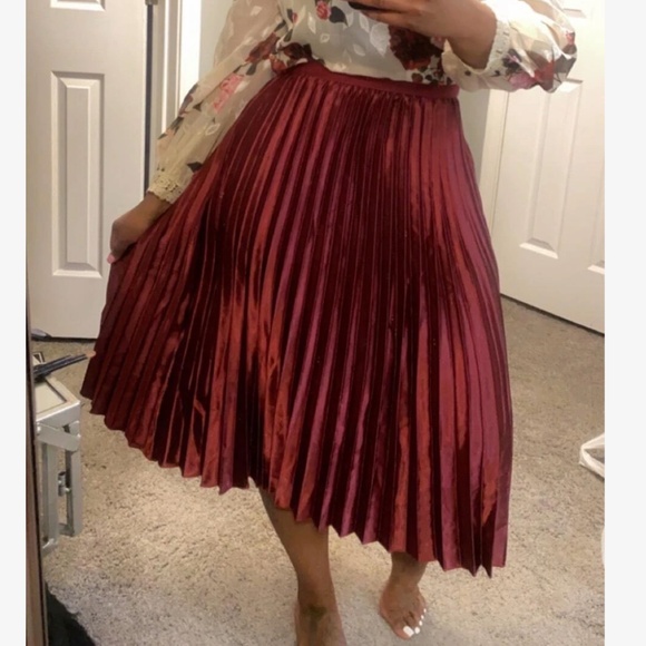 Dresses & Skirts - Luxe Burgundy Stretchy Waist Pleated Midi Skirt